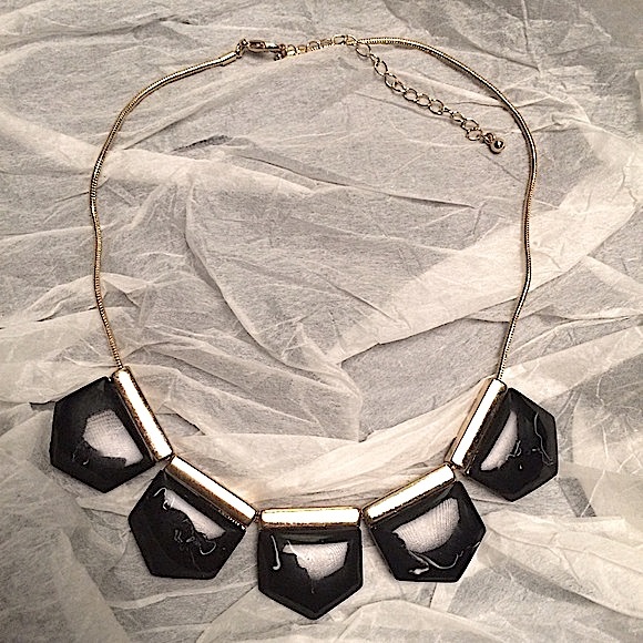 Jewelry - ♣️3/25$ Gold & black marbled statement necklace.
